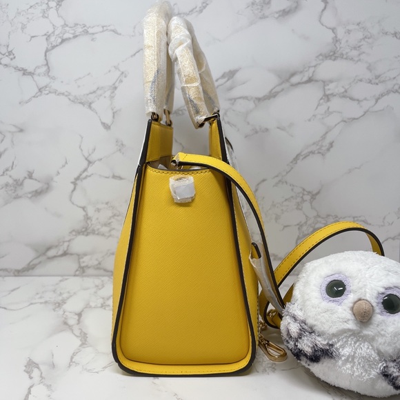 Michael Kors Prism Medium Messenger - Picture 2 of 7